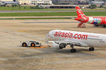 Foto de Tazas de avión, Máquina para empujar de nuevo el avión a la pista de rodaje, uno en los servicios de asistencia en tierra - Imagen libre de derechos