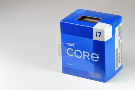 Foto de Brand new retail box of Intel Core i7 13700 High performance CPU.  Processor based on Raptor Lake architecture for LGA 1700 socket. - Imagen libre de derechos