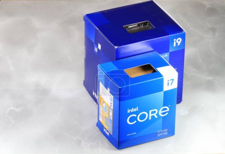 Foto de Brand new retail box of Intel Core i9 and Core i7 13700 High performance CPU. Processor based on Raptor Lake architecture for LGA 1700 socket. - Imagen libre de derechos