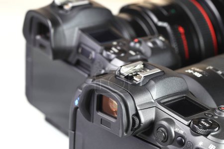 Téléchargez les photos : Collection de corps de caméra reflex numérique professionnel avec objectif isolé sur fond blanc. - en image libre de droit
