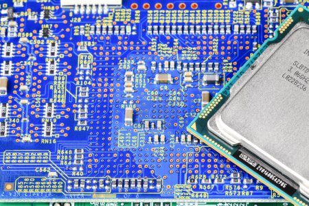 Foto de Primer plano de la CPU de alto rendimiento o unidad central del procesador en el fondo de la placa electrónica. - Imagen libre de derechos