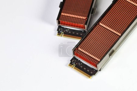 Téléchargez les photos : Vareity of solid state drives with copper heat sink for computer - ssd sata, NVME PCIe, SATA SSD m key, b key isolated on white background. - en image libre de droit