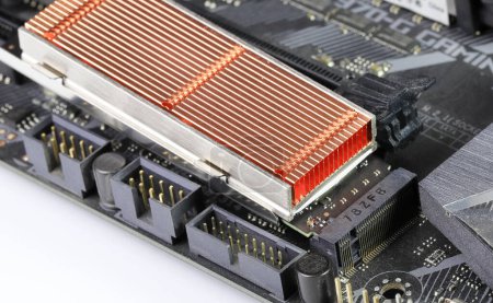 Foto de Unidades de estado sólido con disipador de calor de cobre para computadora ssd sata, NVME PCIe, SATA SSD m key, b key installed on modern computer motherboard. - Imagen libre de derechos