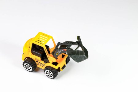 Foto de Construcción de plástico barato amarillo Juguetes de camión aislados sobre fondo blanco. - Imagen libre de derechos