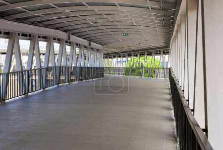 Foto de Vía peatonal o pasillo o pasillo entre la estación de tren y otro edificio. - Imagen libre de derechos
