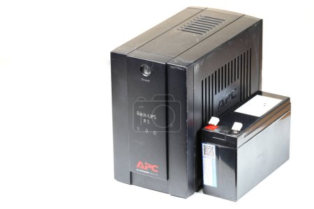 Téléchargez les photos : L'APC UPS et une batterie de remplacement pour UPS. - en image libre de droit