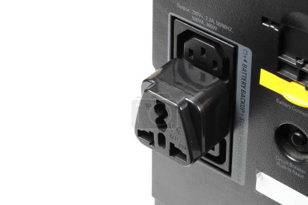 Téléchargez les photos : Prises électriques IEC 60320 C13 à l'arrière d'UPS. - en image libre de droit