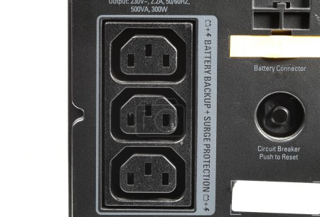 Téléchargez les photos : Prises électriques IEC 60320 C13 à l'arrière d'UPS. - en image libre de droit