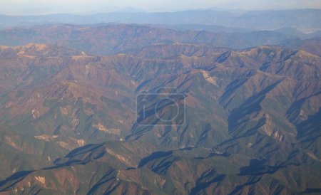 Foto de Hermosa vista Desde un avión, mira el Monte Tsurugi en el distrito de Tokushima al este de Shikoku, Japón. - Imagen libre de derechos