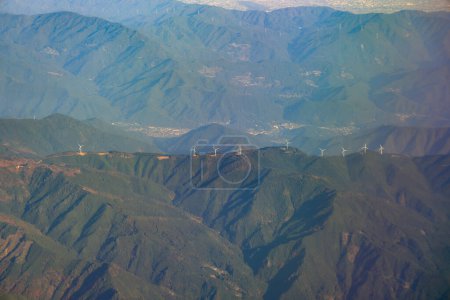 Foto de Hermosa vista Desde un avión, mira el Monte Tsurugi en el distrito de Tokushima al este de Shikoku, Japón. - Imagen libre de derechos