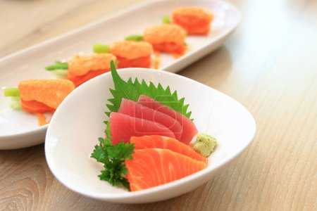 Foto de Comida japonesa fusión Salmón y maguro sashimi Servir en plato blanco. - Imagen libre de derechos
