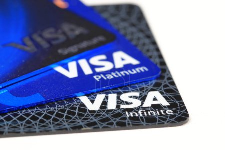 Foto de Cualquier tipo, nivel y color de la marca de tarjetas de crédito de alto nivel VISA aislado sobre fondo blanco. - Imagen libre de derechos