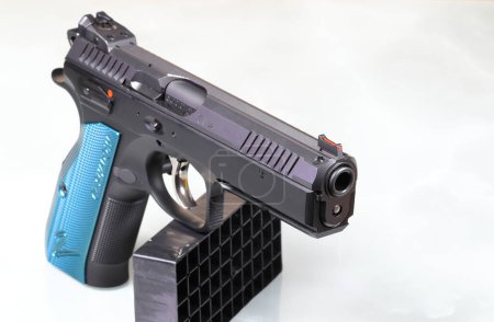 Téléchargez les photos : A CZ shadow 2 9 mm Luger pistolet de sport avec un point rouge, pistolet automatique en acier fabriqué par le fabricant tchèque d'armes à feu ZUB. - en image libre de droit
