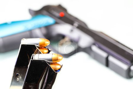 Kugel 9mm FMJ (Full Metal Jacketed) Shell Shock Technologies (NAS3) in Magazinen und 9mm Postpistole im Hintergrund.