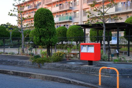 Buzón rojo japonés en el camino en nishi ward, Fukuoka.