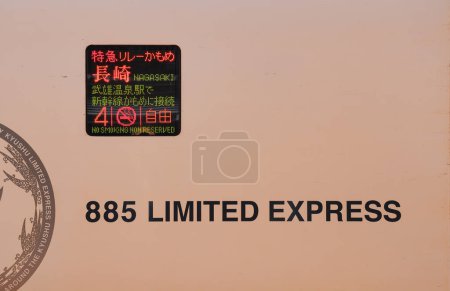 Foto de Un tablero electrónico de información de pasajeros al lado del tren de Shinkansen que proporciona a los pasajeros información sobre destinos, salidas, llegadas, número de automóviles, horarios. - Imagen libre de derechos