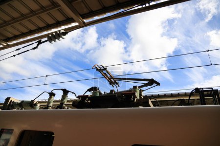 Stromabnehmer eines elektrischen Zuges, der den Zug mit der Oberleitung verbindet
