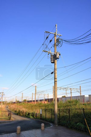 Der Strommast, Die elektrische Post Show mit Hochspannungsanlagen und Hochspannungsleitungen, schöner blauer Himmel Hintergrund.