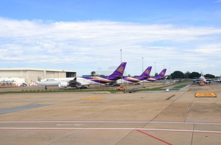Téléchargez les photos : Avions abandonnés dans le stationnement près de l'aire de maintenance et de stockage de l'aéroport international de Don-Mueang. - en image libre de droit