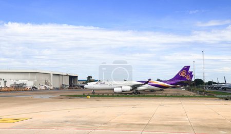Téléchargez les photos : Avions abandonnés dans le stationnement près de l'aire de maintenance et de stockage de l'aéroport international de Don-Mueang. - en image libre de droit