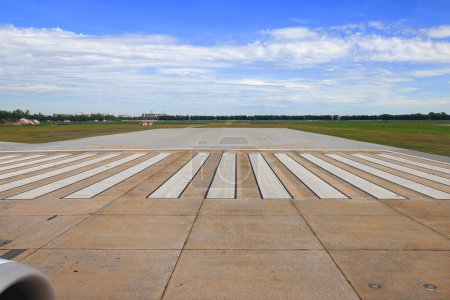 Téléchargez les photos : Piste de l'aéroport prête pour le décollage avec de bonnes conditions météorologiques. - en image libre de droit