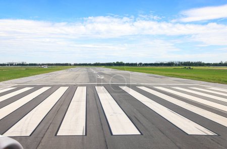 Téléchargez les photos : Piste de l'aéroport prête pour le décollage avec de bonnes conditions météorologiques. - en image libre de droit