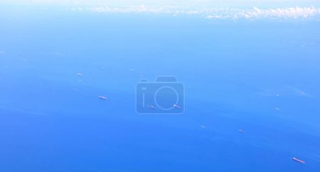 Luftaufnahme der Straße von Singapur, Ozeanliner, Tanker und Frachtschiff in der Straße von Singapur, Blick aus dem Flugzeug.