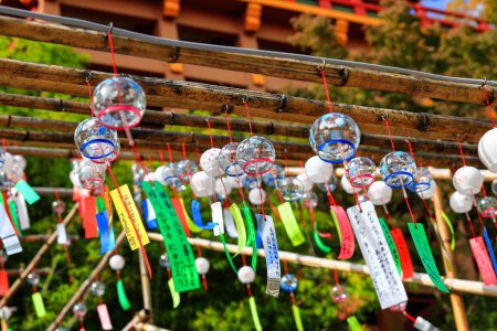 Téléchargez les photos : Petite cloche de verre de prière au sanctuaire Yutoku Inari. Traduire en Français signifie Prier pour le bonheur, bien, la vie, en bonne santé, paix, chance, amour, famille. - en image libre de droit