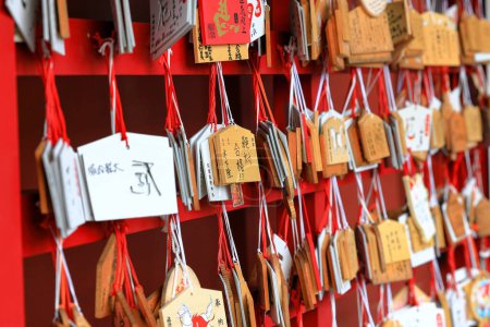 Téléchargez les photos : Tablettes de prière en bois au sanctuaire Yutoku Inari à SAGA JAPON. Priez pour le bonheur, le bien, la vie, la santé, la paix, la chance, l'amour, la famille en écrivant un mot de prière dans une tablette en bois. - en image libre de droit