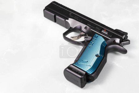 Téléchargez les photos : A CZ shadow 2 9 mm Luger pistolet de sport avec un point rouge, pistolet automatique en acier fabriqué par le fabricant tchèque d'armes à feu ZUB. - en image libre de droit