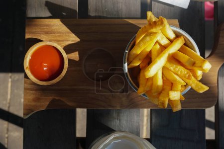 Téléchargez les photos : Vue du dessus des frites, de la sauce et des tissus sur la table - en image libre de droit