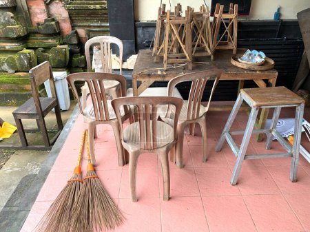Foto de Sillas y mesas que se han utilizado se reúnen en la esquina de la sala - Imagen libre de derechos