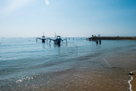 Téléchargez les photos : Sanur, Bali, Indonésie - 7 février 2021 : Plage de Sanur le matin. Les activités des pêcheurs et des pêcheurs. Bateaux de pêche appelés "Jukung" - en image libre de droit