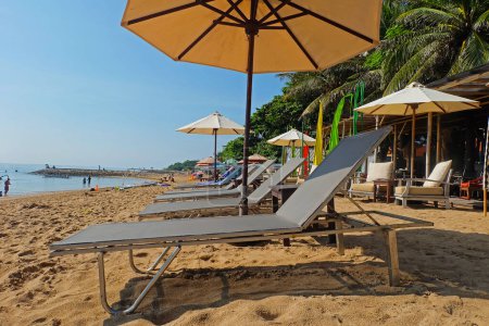 Téléchargez les photos : Sanur, Bali, Indonésie - 7 février 2021 : Chaises de plage inutilisées sur la plage de Sanur (vide). Illustration de l'impact du virus de la couronne sur le tourisme à Bali - en image libre de droit