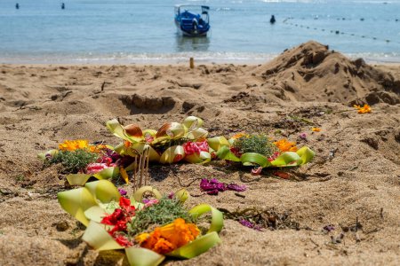 Téléchargez les photos : Offrandes à Dieu selon les croyances hindoues balinaises sur la plage. Une collection de fleurs dans une feuille en forme. Connu sous le nom de "Canang" - en image libre de droit