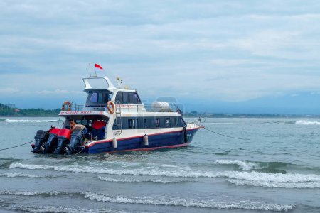 Téléchargez les photos : Sanur Beach, Bali, Indonésie (20 février 2021) : Vue du matin sur la plage de Sanur, Bali, alors que l'équipage d'un ferry prépare son bateau pour naviguer. - en image libre de droit