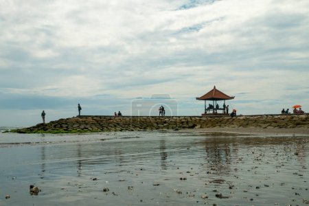 Téléchargez les photos : Plage de Sanur, Bali, Indonésie (20 février 2021) : L'atmosphère de la plage de Sanur le matin avec les activités des personnes qui viennent pour les loisirs et profiter du lever du soleil. - en image libre de droit