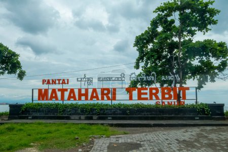 Téléchargez les photos : Sanur, Bali, Indonésie (21 février 2021) : Entrée de la plage de Sanur avec un panneau indiquant "Matahari Terbit" - en image libre de droit