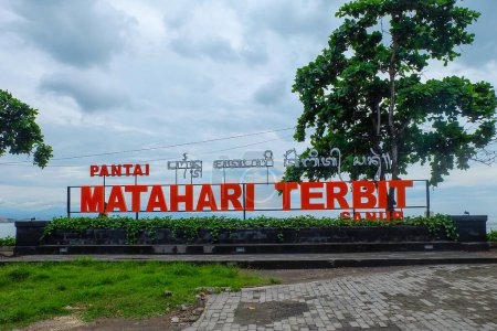 Téléchargez les photos : Sanur, Bali, Indonésie (21 février 2021) : Entrée de la plage de Sanur avec un panneau indiquant "Matahari Terbit" - en image libre de droit