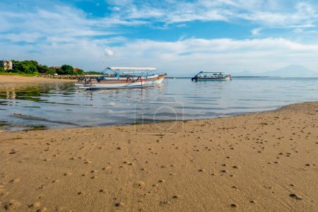 Foto de Vista de la playa de Tanjung Benoa, Bali. Vista. Los barcos de pesca están listos para zarpar. - Imagen libre de derechos