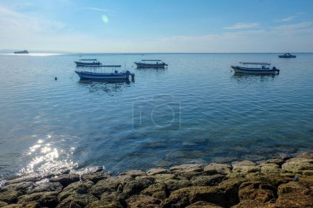 Foto de Vista de la playa de Tanjung Benoa, Bali. Paisaje. Vista de la playa de Tanjung Benoa, Bali. Vista. Los barcos de pesca están listos para zarpar. - Imagen libre de derechos