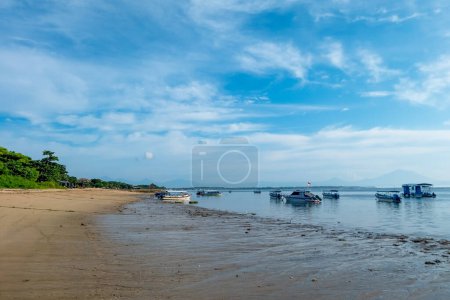 Foto de Tanjung Benoa, Bali, Indonesia (15 de marzo de 2021): La vista sobre la playa de Tanjung Benoa, Bali por la mañana. Los barcos de pesca están listos para navegar para pescar - Imagen libre de derechos