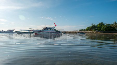 Foto de Tanjung Benoa, Denpasar, Bali (15 de marzo de 2021): Fastboats dock on the coast. Barcos rápidos se utilizan para el transporte marítimo entre pequeñas islas en Bali. - Imagen libre de derechos