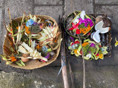 Téléchargez les photos : Culture traditionnelle balinaise. Les moyens d'offrandes lors de l'accueil de la fête "Nyepi". Jour de silence. - en image libre de droit