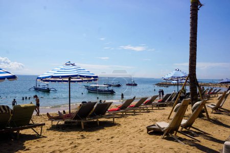Téléchargez les photos : Sanur, Bali (23 octobre 2022) : Sanur front de mer est rempli de chaises longues. L'atmosphère de Sanur Beach le matin - en image libre de droit