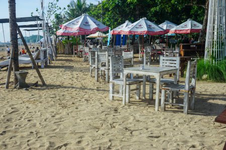 Téléchargez les photos : Sanur, Denpasar (12 novembre 2022) : Tables basses et chaises alignées sur la plage - en image libre de droit