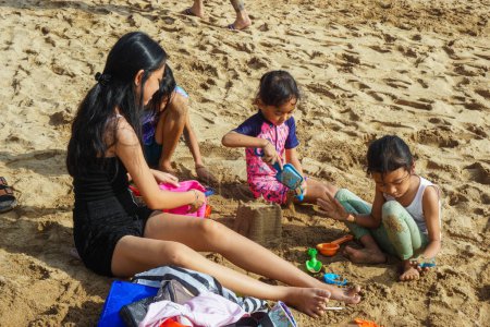 Téléchargez les photos : Sanur, Denpasar (12 novembre 2022) : Les enfants jouent dans le sable sur la plage - en image libre de droit