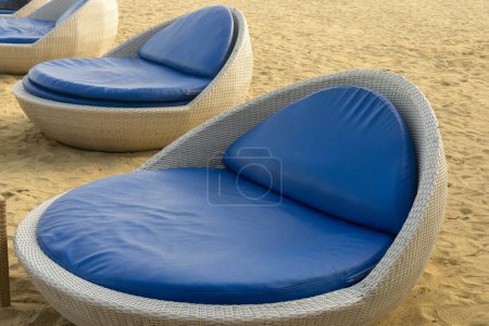 Téléchargez les photos : Relaxing sofa chair on the beach - en image libre de droit