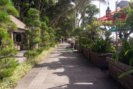 Téléchargez les photos : Jogging track on the beach side. Sanur, Bali - en image libre de droit