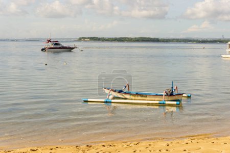 Téléchargez les photos : Sanur, Bali (2 February 2023) : Fishing boats are moored on the beach - en image libre de droit